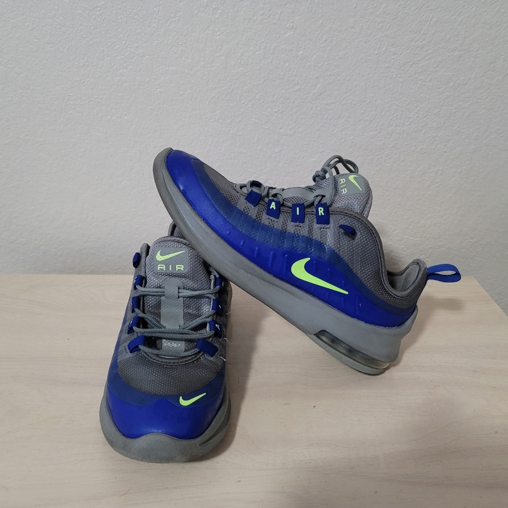 Boys size 6 Nike air Max